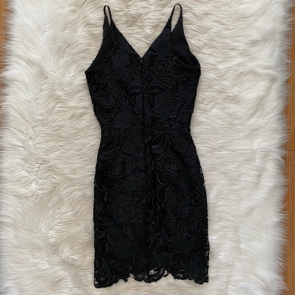 Dress The Population Black V-Neck Lace Cocktail Dress - Picture 7 of 11